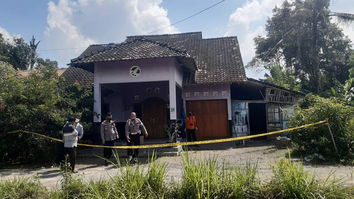 Inafis Polda DIY melakuka olah TKP pembunuhan di padukuhan Kedulan, Tirtomartani, Kalasan, Kamis (29/7). (harianjogja.com/Lugas Subarkah)