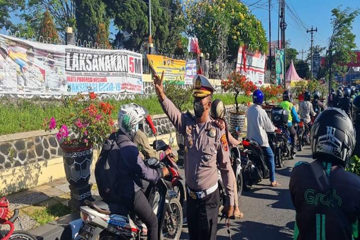 Kasatlantas Polrestabes Semarang, AKBP Sigit, tengah mengatur arus lalu lintas di perbatasan Kendal-Semarang, Minggu (11/7/2021). (Semarangpos.com-Bidhumas Polda Jateng)