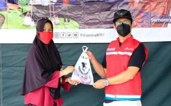 Pertamina membagikan sedikitnya 8.026 paket daging kurban dibagikan kepada masyarakat di sekitar wilayah operasi  di Jateng dan DIY. (Istimewa)