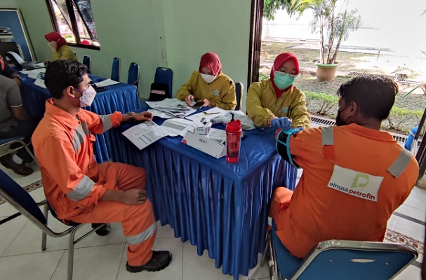 Operator dan awak mobil tangki Pertamina di Boyolali menjalani vaksinasi Covid-19. (Istimewa)