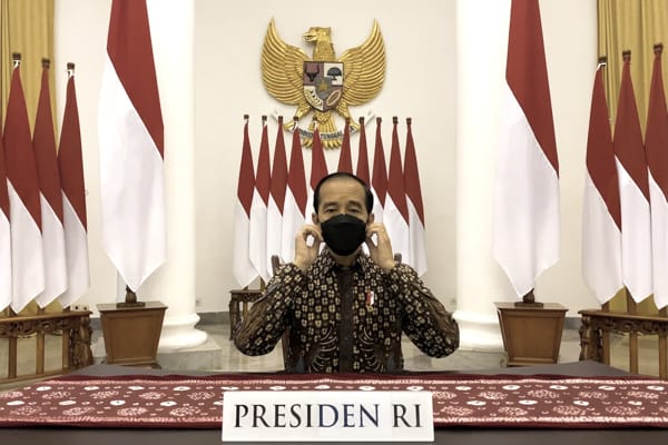 Presiden Joko Widodo bersiap memberikan pernyataan pers di Istana Kepresidenan Bogor, Jawa Barat, Selasa (20/7/2021). Presiden Joko Widodo mengumumkan perpanjangan PPKM Darurat hingga 25 Juli dan akan melakukan pembukaan secara bertahap mulai 26 Juli 2021. (Antara/Biro Pers Sekretariat Presiden/Handout)
