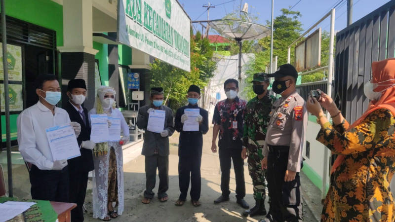 Calon pengantin menunjukkan hasil tes cepat antigen kepada petugas sebelum menjalani akad nikah di Kantor Urusan Agama Kecamatan/Kabupaten Wonogiri, Kamis (29/7/2021). (Istimewa/Santoso)
