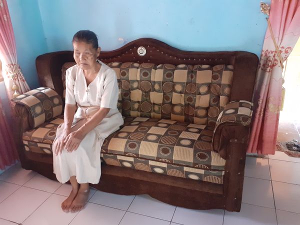 Mbah Rebi duduk di sofa di rumahnya di Dusun Karangatengah, Desa Jaten, Kecamatan Selogiri, Wonogiri, Minggu (25/7/2021). (Solopos/Bony Eko Wicaksono)