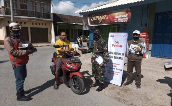 Tim CSR PT Semen Gresik (SG) bersama Damramil Kecamatan Gunem membagikan bantuan paket masker, hand sanitizer, dan vitamin kepada masyarakat di Desa Gunem, Rembang. (Istimewa)