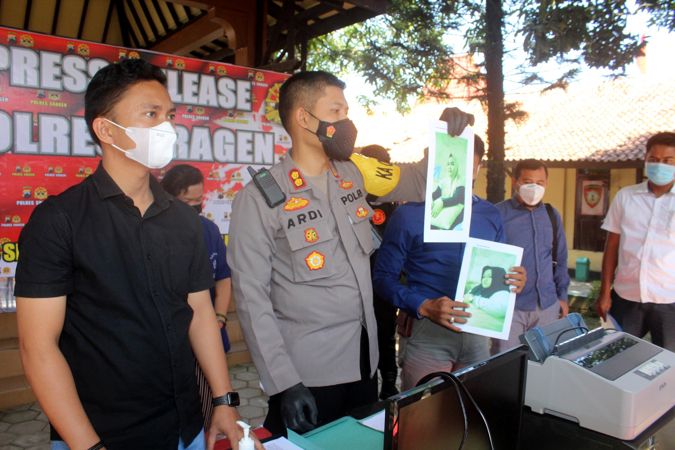Kapolres Sragen AKBP Yuswanto Ardi menunjukkan dua foto anggota sindikat penggelapan sembako yang masuk dalam DPO saat jumpa pers di Mapolres Sragen, Rabu (7/7/2021). (Solopos/Tri Rahayu)