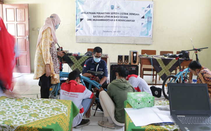 Dosen Prodi Teknik Kimia dan Fisika UNS Gelar Pelatihan Perakitan Sepeda Listrik