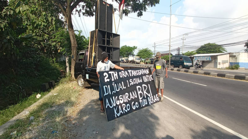 Pelaku usaha sound system di Boyolali menjual perangkat sound system milik mereka di pinggir jalan wilayah Boyolali, Jumat (30/7/2021). (Solopos/Bayu Jatmiko Adi)