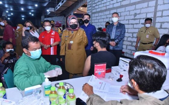 Bupati Sukoharjo Etik Suryani memantau pelaksanaan vaksinasi bersama Kapolres AKBP Wahyu Nugroho Setyawan dan Dandim Letkol Inf Agus Adhy Darmawan, di The Park Mall Solo Baru, Kecamatan Grogol pada Senin (26/7/2021). (Istimewa)
