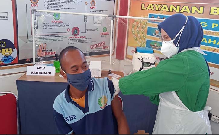 Warga binaan Rutan Kelas IIB Boyolali, mengikuti vaksinasi Covid-19, Selasa (27/7/2021). (Solopos-Bayu Jatmiko Adi)