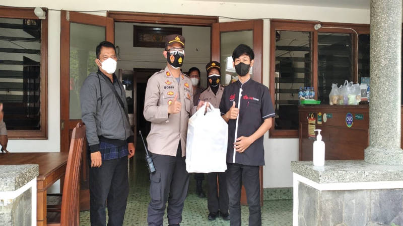 Kapolsek Laweyan AKP Bobby Anugerah membeli makanan dan minuman di Warung Loji Lawas, Solo, Jumat (23/7/2021) sore. (Istimewa)
