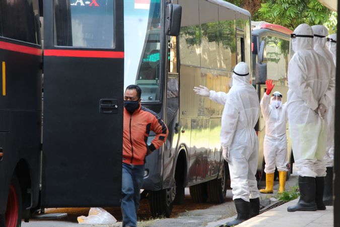 Warga terkonfirmasi positif Covid-19 memasuki bus untuk diantar menjalani isolasi di tempat isolasi terpusat Asrama Haji Donohudan, Boyolali, Minggu (1/8/2021). (Solopos/Taufiq Sidik Prakoso)