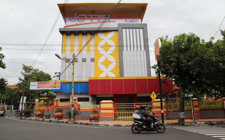 Warga melintas di depan Hotel Edotel SMKN 3 Klaten yang kini menjadi tempat isolasi terpusat, Selasa (3/8/2021). (Solopos/Taufiq Sidik Prakoso)
