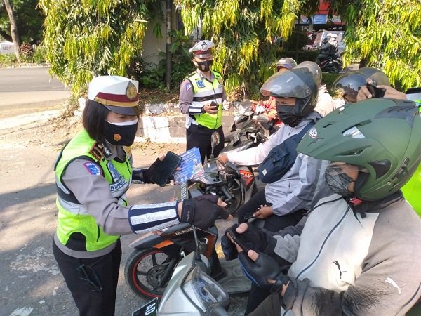 Polres Boyolali Sosialisasikan PeduliLindungi Kepada Pengguna Jalan - Vimarsana News