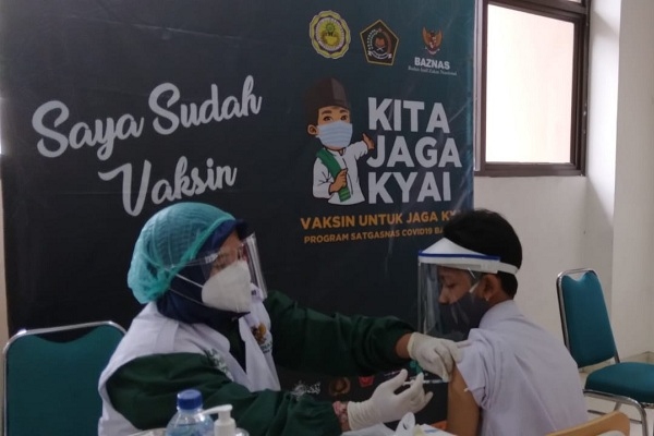 Suasana vaksinasi kepada santriawan dan santriwati di Madrasah Mu’allimin Muhammadiyah Jogja yang bekerja sama dengan BIN DIY, Senin (30/8/201). (Harian Jogja/Yosef Leon)