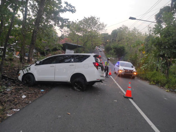 Mobil Toyota Kijang Innova Reborn mengalami kecelakaan di Jalan Gunung Giri, Lingkungan Salak, Kelurahan Girpurwo, Kecamatan Wonogiri, Wonogiri Rabu (25/8/2021) sore. (Solopos/M Aris Munandar)