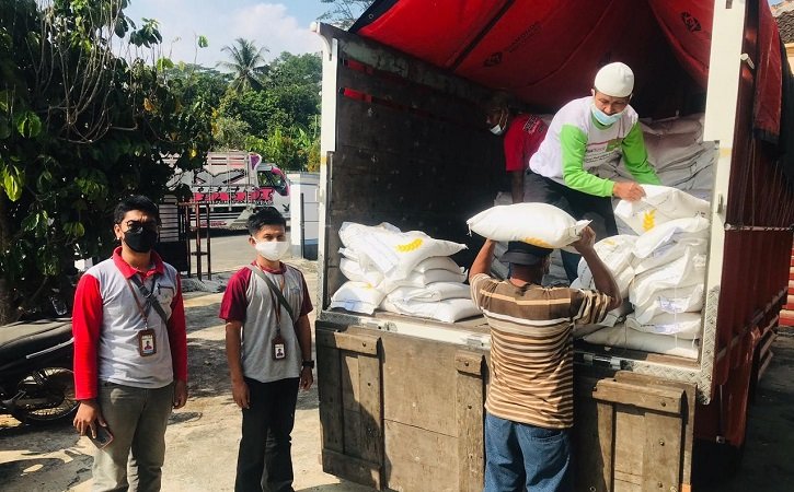 Petugas Dinsos Karanganyar menyalurkan bantuan tambahan berupa beras sebanyak 10 kilogram untuk keluarga penerima manfaat (KPM) PKH, dan BST di Karanganyar Sabtu (31/7/2021). (Istimewa/Dinsos Karanganyar)