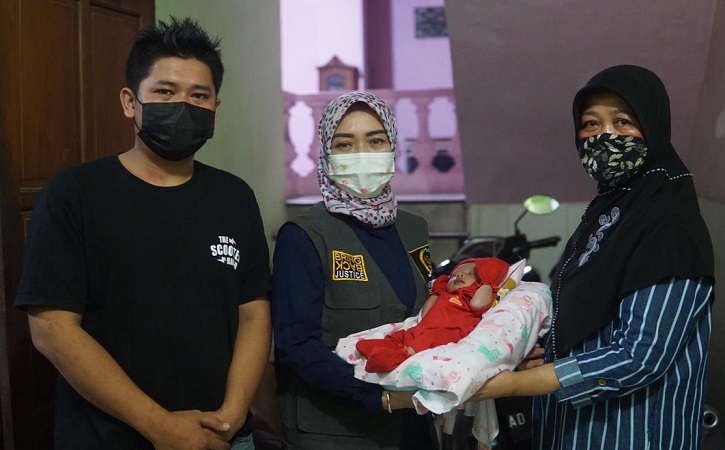 Bayi di Sukoharjo Ditinggal Ibu Meninggal karena Corona Terima Bantuan dari Eva Yuliana