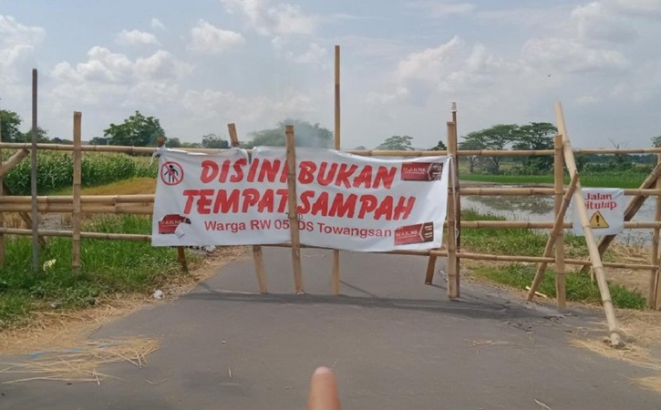 Jalan penghubung antara Kecamatan Gantiwarno dengan Kecamatan Wedi, Klaten, ditutup warga. (detik.com)