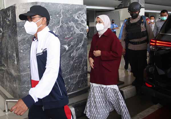 KPK Tetapkan Bupati Probolinggo dan Suami Jadi Tersangka Jual Beli Jabatan Kades