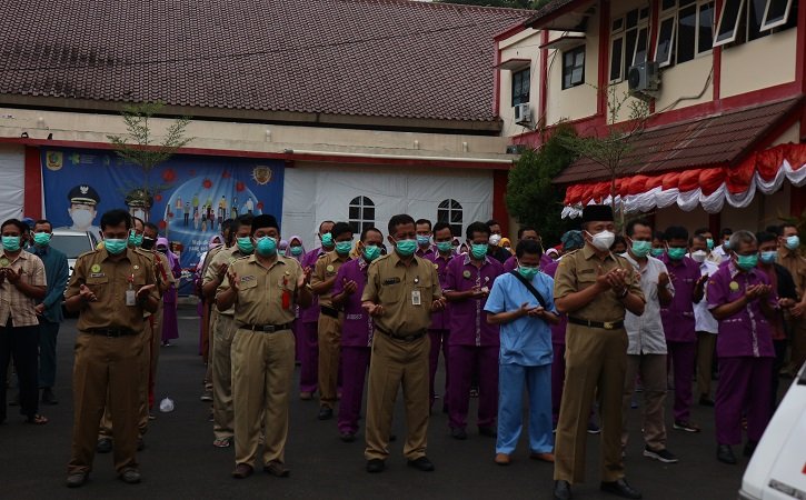 Perawat dan karyawan RSUD Wonogiri saat melakukan salat jenazah salah satu perawat RSUD dr. Soediran Mangun Sumarso Wonogiri, Agus Trisilo, 47, yang gugur karena Covid-19 di halaman RSUD Wonogiri, Senin (2/8/2021). (istimewa)
