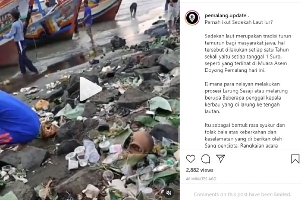 Ritual sedekah laut di kawasan Asemdoyong yang dicibir warga net karena banyak sampah berserakan (Instagram/@pemalang.update)