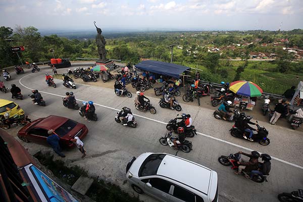 Pengendara motor dan mobil melintas di kawasan Irung Petruk jalur wisata Selo, Boyolali, Minggu (22/8/2021)