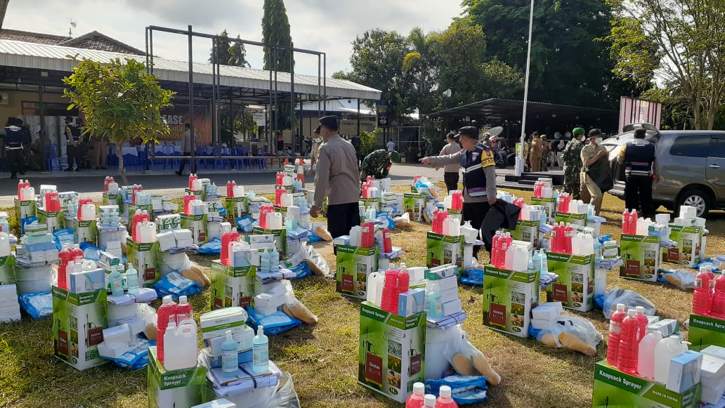 Paket alat kesehatan yang didistribusikan ke 135 Kampung Tangguh Semeru di Kabupaten Madiun, Selasa (3/8/2021). (Abdul Jalil/Madiunpos.com)