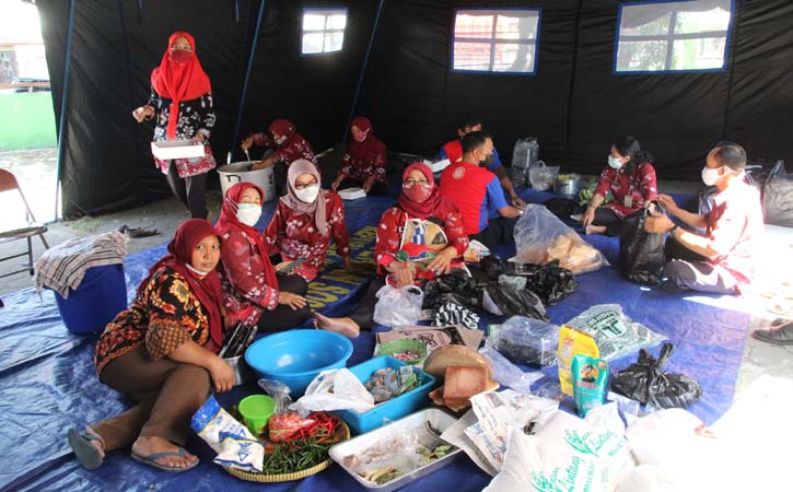 Pegawai menyiapkan menu di dapur umum di halaman Dissos P3AKB Klaten, Selasa (27/7/2021). (Solopos-Taufiq Sidik Prakoso)
