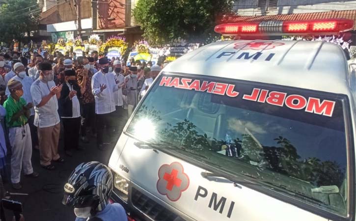 Pelayat mengikuti salat jenazah di depan ambulans yang membawa jenazah pemilik Batik Danar Hadi, Santosa Doellah, di depan rumah duka di Jl. Dr. Radjiman, Solo, Selasa (3/8/2021). (Solopos-Nicolous Irawan)