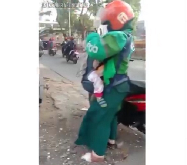 Tangkapan layar video driver ojol gendong anak, kakinya diperban. (Instagram/@kamerapengawas)
