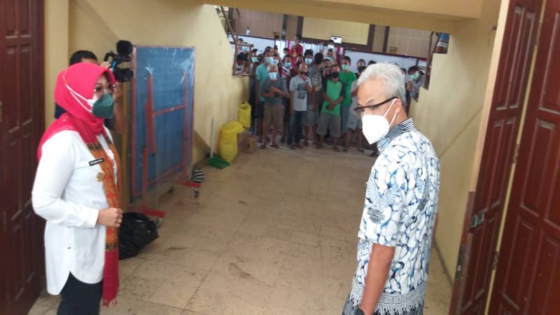 Gubernur Jateng, Ganjar Pranowo (kanan), saat berkunjung ke tempat isolasi terpusat pasien Covid-19 GOR Gelarsena Klaten, Rabu (4/8/2021). (Solopos/Ponco Suseno)