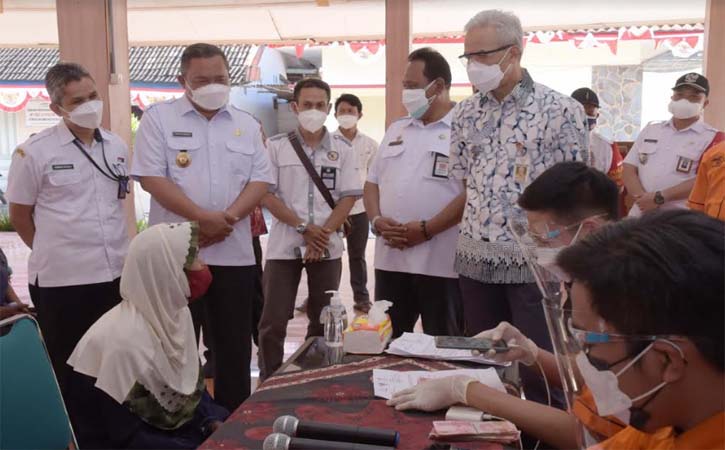 Gubernur Jateng Ganjar Pranowo dan Wakil Bupati Boyolali Wahyu Irawan, memantau penyaluran bantuan sosial tunai (BST) di Pendopo Kantor Kecamatan Banyudono, Rabu (4/8/2021). (Istimewa-Diskominfo Boyolali)