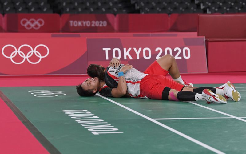 Pebulu tangkis ganda Putri Indonesia Greysia Pollii/Apriyani Rahayu melakukan selebrasi setelah mengalahkan lawannya ganda putri China Chen Qing Chen/Jia Yi Fan dalam final Olimpiade Tokyo 2020 di Musashino Forest Sport Plaza, Tokyo, Jepang, Senin (2/8/2021). Greysia Pollii/Apriyani Rahayu berhasil meraih medal emasi setelah mengalahkan Chen/Jia Yi Fan dua set langsung. 21-19 dan 21-15. (ANTARA FOTO/Sigid Kurniawan/hp)