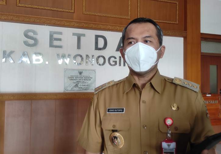 Bupati Wonogiri, Joko Sutopo, memberikan keterangan kepada wartawan di area Sekretariat Daerah Kabupaten Wonogiri, Senin (9/8/2021). (Solopos.com/Aris Munandar)