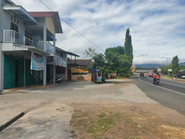 Sejumlah tempat usaha berdiri di kawasan perbatasan Wonogiri-Sukoharjo di Dusun Keblokan, Desa Sendangijo, Selogiri, Wonogiri. Foto diambil Selasa (3/8/2021). (Solopos/Rudi Hartono)