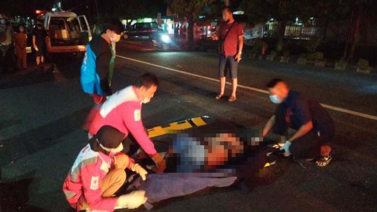 Polisi mengevakuasi korban kecelakaan di simpang tiga Brumbung, Kaliancar, Selogiri, Wonogiri, tepatnya di Jalan Wonogiri-Sukoharjo, Selasa (3/8/2021) malam. (Istimewa-Satlantas Polres Wonogiri)
