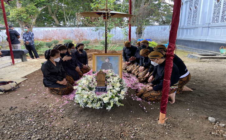 Keluarga KGPAA Mangkunagoro IX berziarah di makam setelah prosesi pemakaman selesai di Astana Girilayu, Matesih, Karanganyar Minggu (15/8/2021). (Candra Putra Mantovani/Solopos)