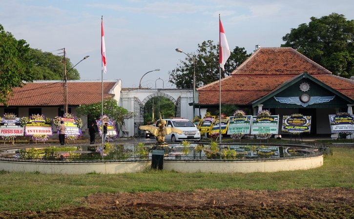 Mobil jenazah K.G.P.A.A Mangkunagoro IX tiba di Pura Mangkunegaran, Solo, Jumat (13/8/2021) sore. (Solopos-Wahyu Prakoso)