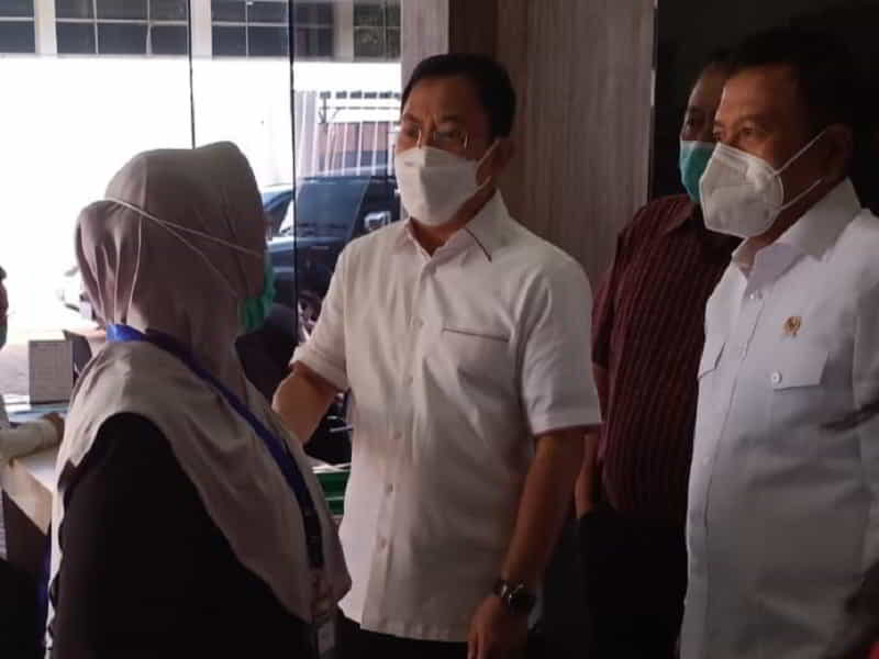 Mantan Menkes Siti Fadilah dan mantan Menkes Terawan Agus Putranto seusai mengikuti proses uji coba vaksinasi Vaksin Nusantara di RSPAD Gatot Subroto, Jakarta, Kamis (15/4/2021). (Istimewa)