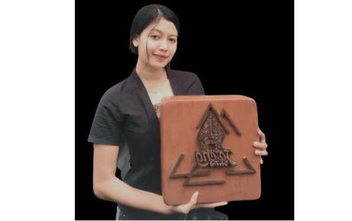 Bella Ayu Permatasari memamerkan papan permainan Monopoli Jateng Gayeng karyanya yang memenangi Lomba Krenova Tingkat Kota Salatiga 2021. (Istimewa)