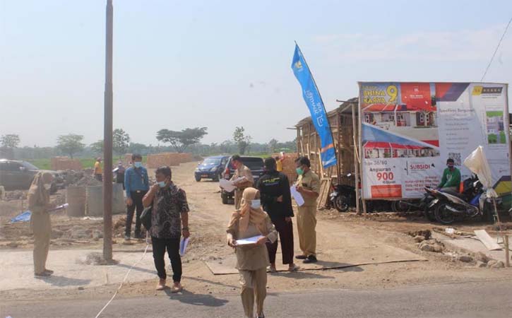 Tim Terpadu Pemkab Sragen mengecek site plan Perumahan Bhina Karya 9 di Kelurahan Plumbungan, Karangmalang, Sragen, Senin (2/8/2021). (Solopos-Tri Rahayu)