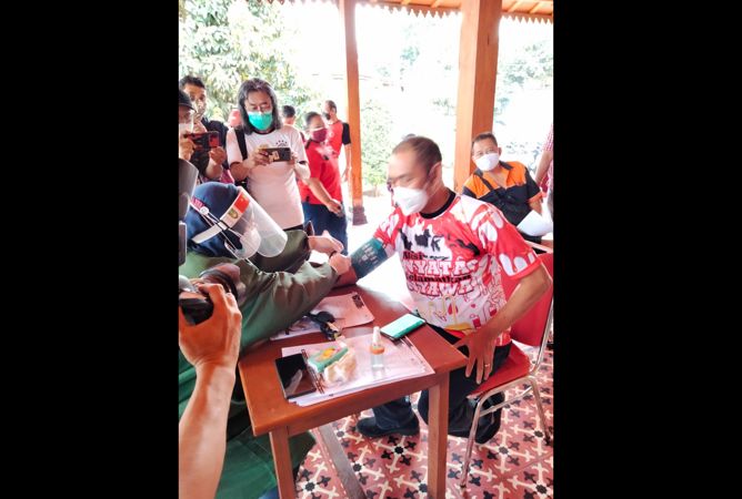 Ketua DPC PDIP Solo, FX Hadi Rudyatmo, menjalani pemeriksaan tensi sebelum diambil sampel darahnya di Joglo RW 009 Pucangsawit, Jebres, Solo, Minggu (1/8/2021) . (Solopos/Kurniawan)