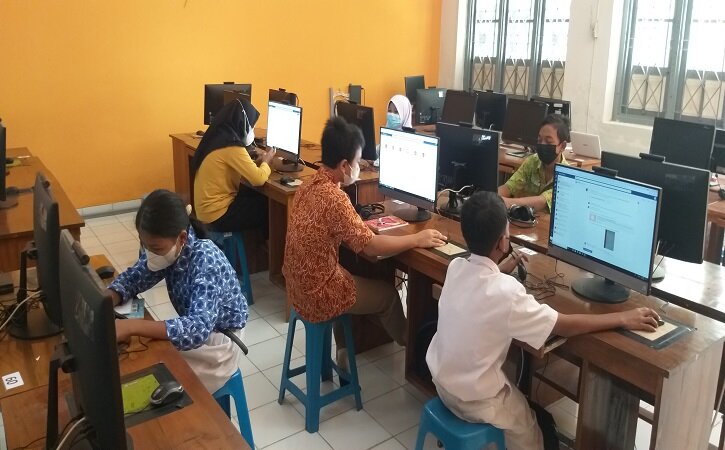 Tak Punya Smartphone, 11 Siswa SMPN 1 Jogonalan Belajar Daring di Sekolah - Vimarsana News