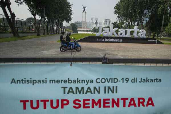 Pengendara sepeda motor melintas di Lapangan Banteng yang tutup karena Pemberlakuan Pembatasan Kegiatan Masyarakat (PPKM) Level 4 di Jakarta, Selasa (3/8/2021). Meski menurut Gubernur Anies Baswedan kasus aktif harian COVID-19 Jakarta menurun hampir 100.000 orang dalam dua pekan terakhir, pemerintah masih memperpanjang PPKM Level 4 hingga 9 Agustus 2021 di Ibukota. ANTARA FOTO/Aditya Pradana Putra/rwa.