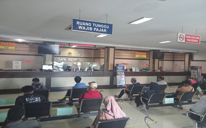 Warga mengantre di Kantor Samsat Boyolali, Sabtu (21/8/2021). (Solopos-Bayu Jatmiko Adi)