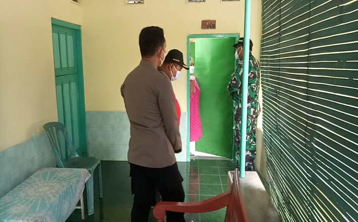 Tim Satgas Kecamatan Kartasura menjemput pasien positif tanpa gejala untuk menjalani isolasi terpadu, Sabtu (31/7/2021).( Istimewa/Satgas Kecamatan Kartasura)