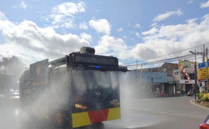 Polisi menyemprotkan cairan disinfektan di kawasan perkotaan di Klaten, Selasa (3/8/2021). (Istimewa-dok Polres Klaten)