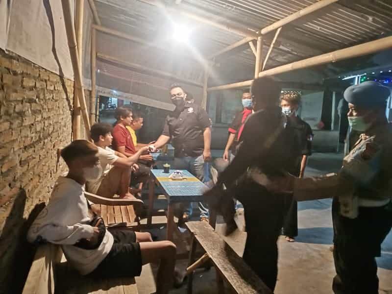 Tim gabungan saat melakukan operasi di salah satu tempat di Sukoharjo, Minggu (22/8/2021) dini hari. (Istimewa)