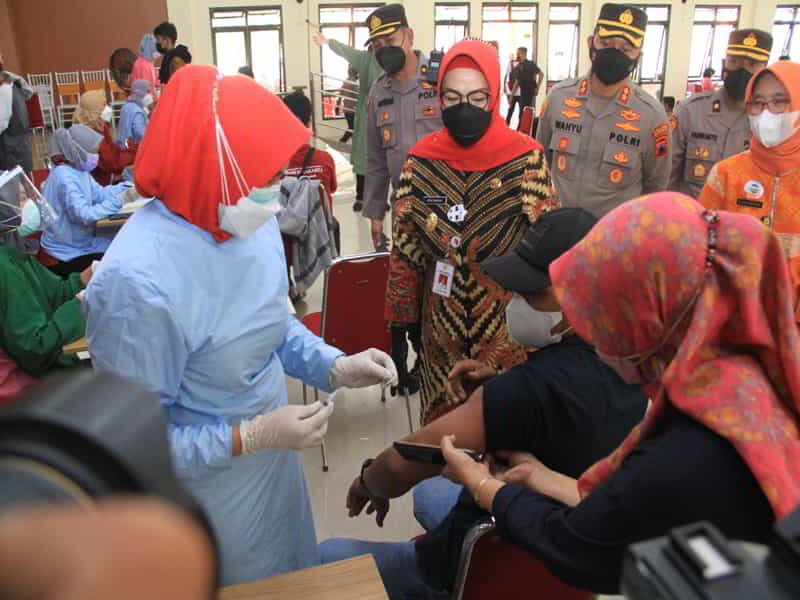 Bupati Sukoharjo Ibu Etik Suryati (tengah) didampingi Kapolres Sukoharjo AKBP Wahyu Nugroho S. SIK menyaksikan vaksinasi, Kamis (5/8/2021). (Istimewa)
