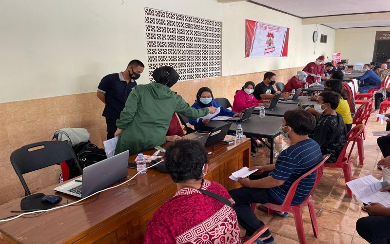 Polres Karanganyar melakukan skrining terhadap calon peserta vaksinasi program Vaksinasi Merdeka Candi di Aula Jananuraga Mapolres Karanganyar, Sabtu (7/8/2021). (Istimewa/Dokumentasi Polres Karanganyar)